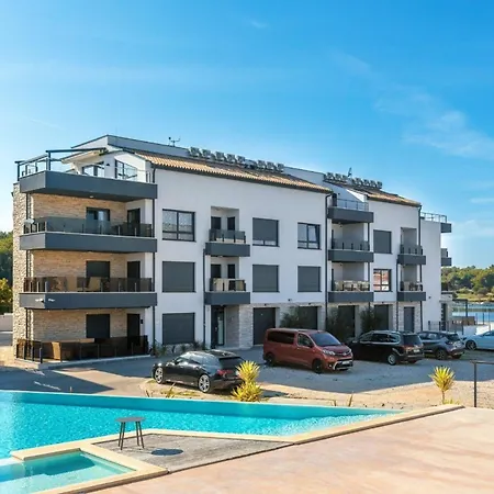 Schone In Mit Grosser Terrasse Und Meerblick Apartamento Medulin