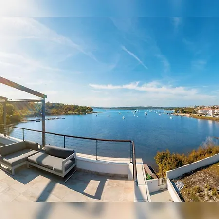 Schone In Mit Grosser Terrasse Und Meerblick *